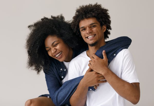 medium-shot-couple-with-afro-hairstyles